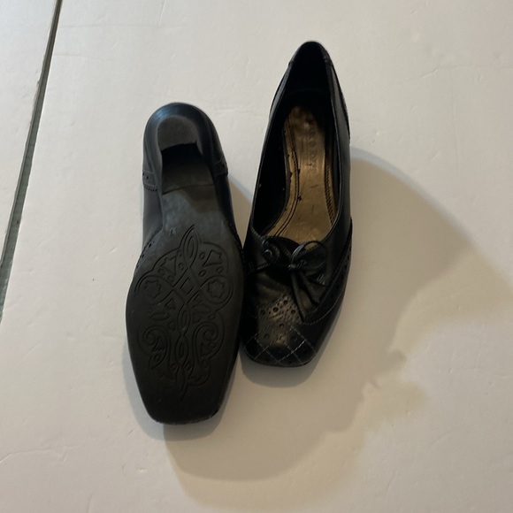 Elegant Black Quilted Leather Loafers Kitten Heeled with Bow - Picture 4 of 7